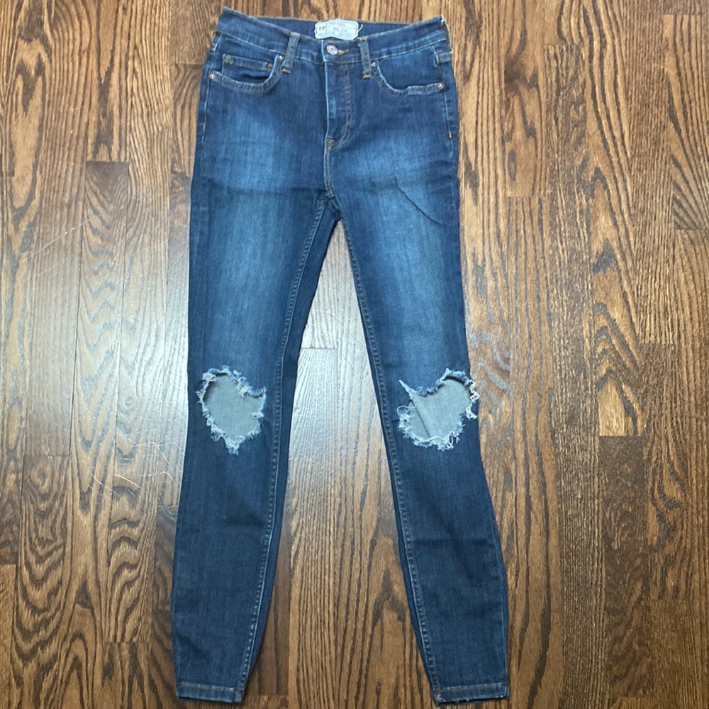 Free People Skinny Women’s Distressed Jeans in Blue Wash. size 25